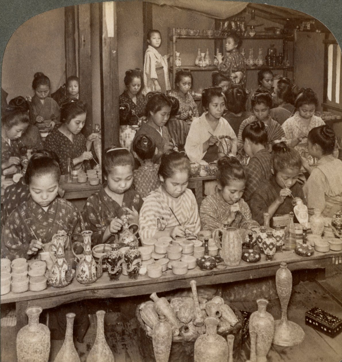 工厂女孩为国外市场装饰廉价的陶器，日本京都，1904年 作者 安德伍德和安德伍德