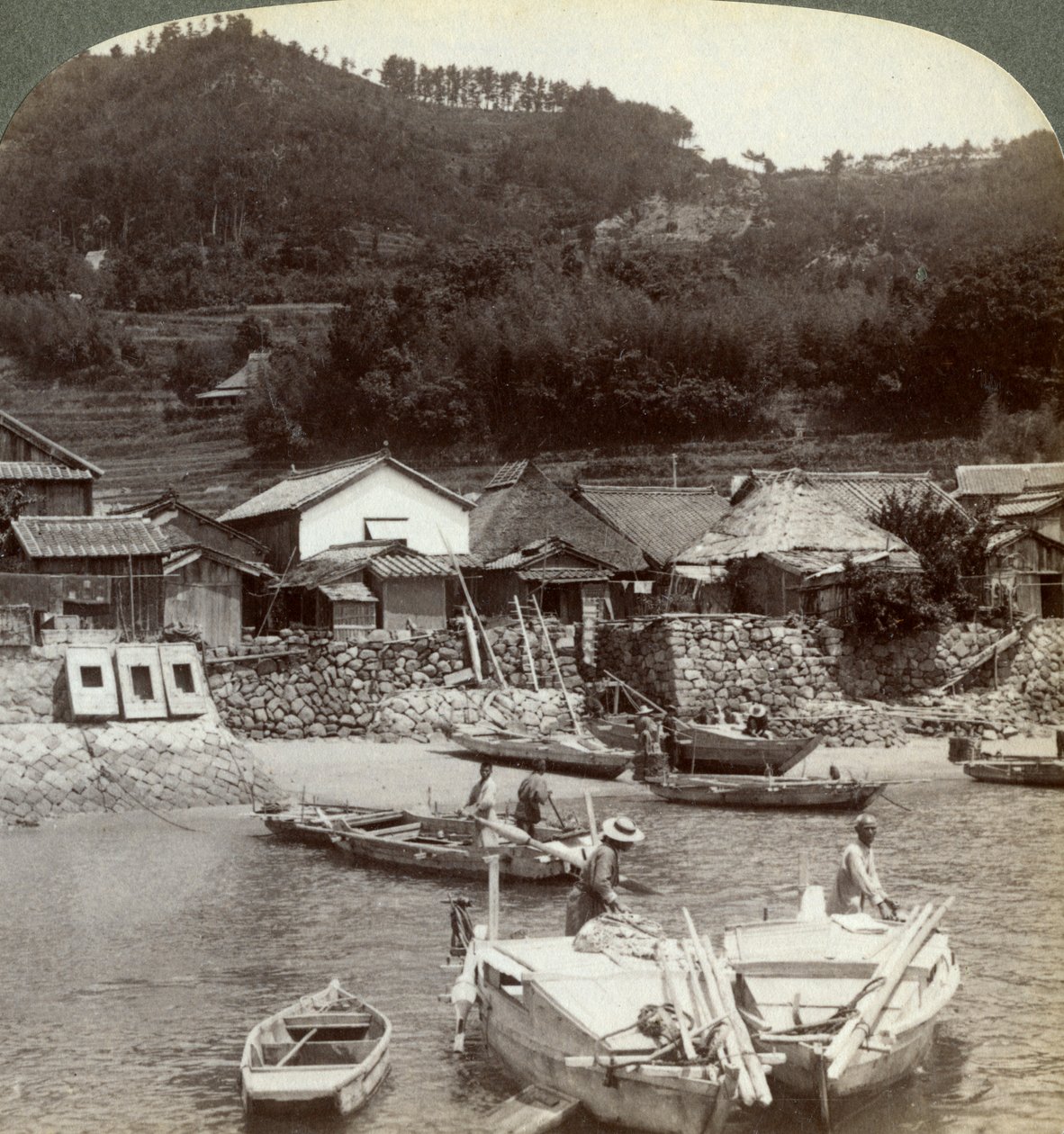 内陆海上的Obatake渔村，向北望向梯田，1904年，日本 作者 安德伍德和安德伍德