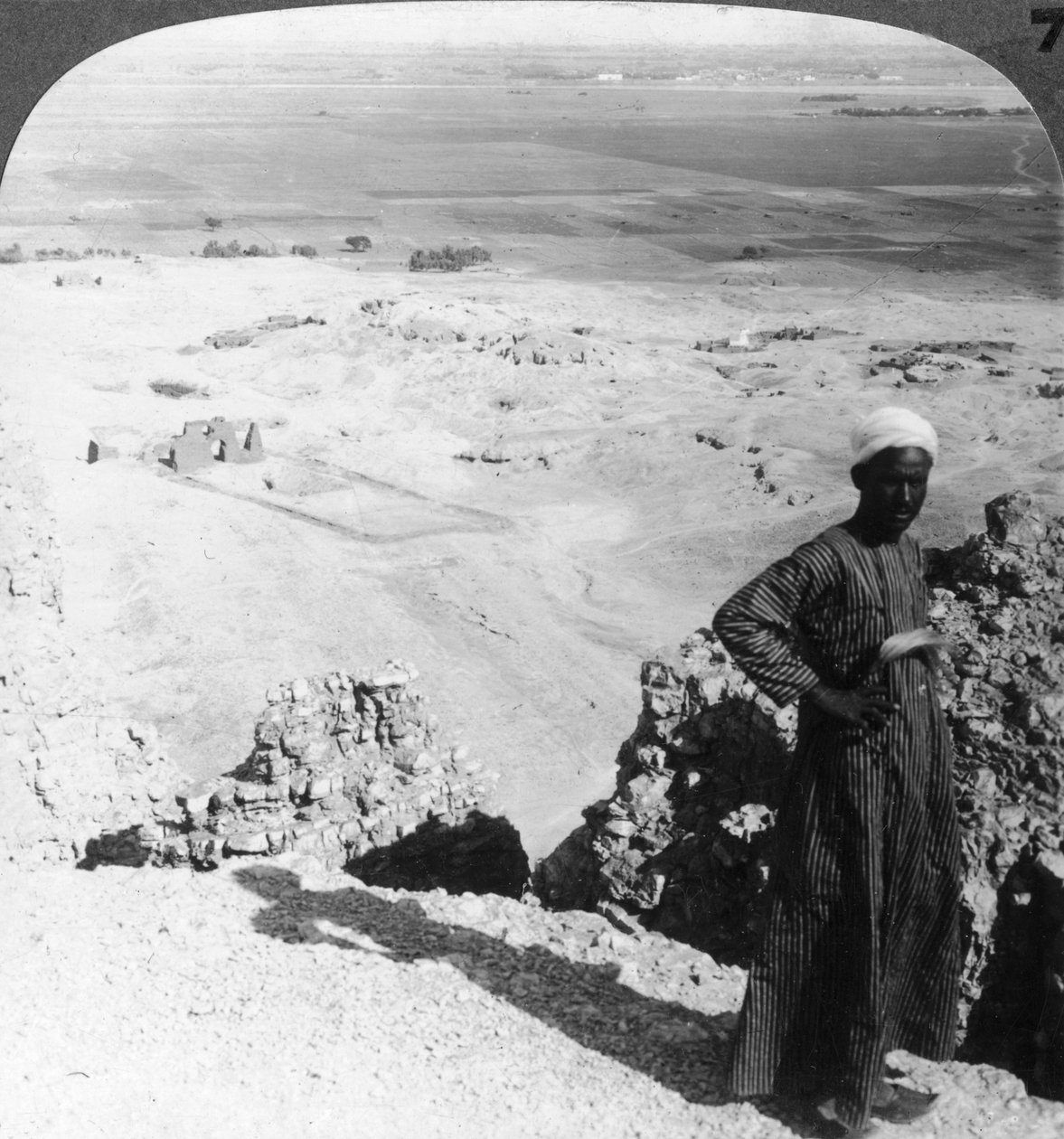 1905年，从德尔巴赫里（Der-el-Bahri）的高悬崖横穿平原到埃及底比斯的卢克索。 作者 安德伍德和安德伍德