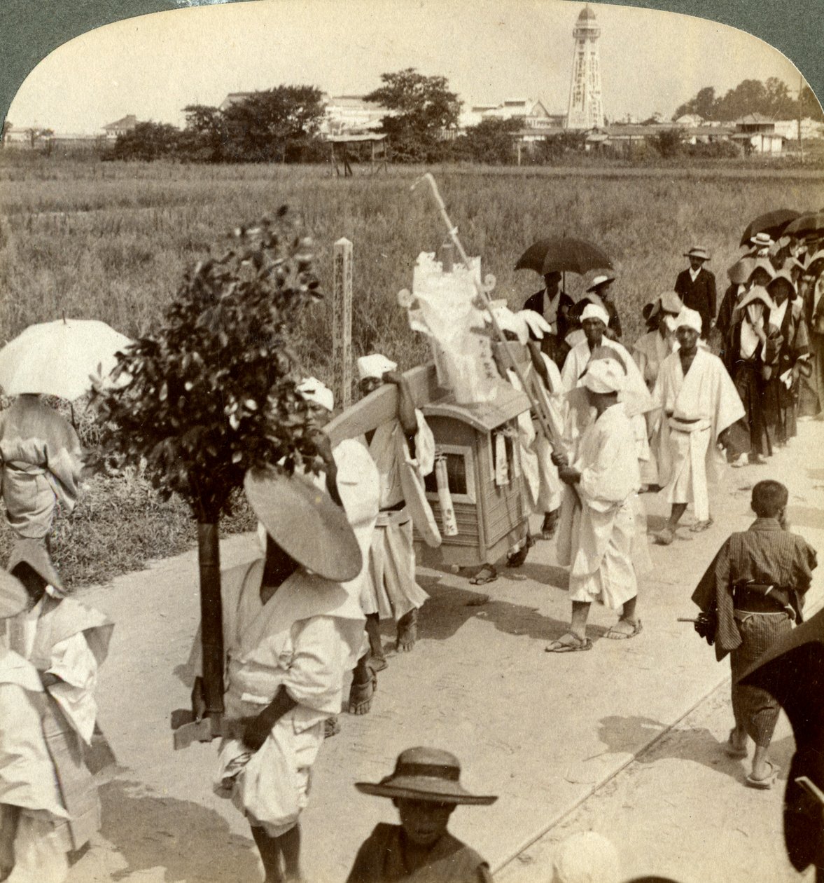 1904年，一名富裕佛教徒的葬礼队伍在通往Sa的路上，朝着日本大阪看。 作者 安德伍德和安德伍德