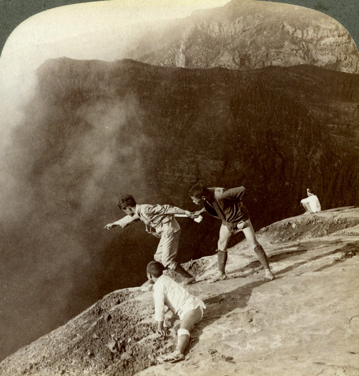 1904年，日本阿苏山，穿过硫蒸气进入火山口深处 作者 安德伍德和安德伍德
