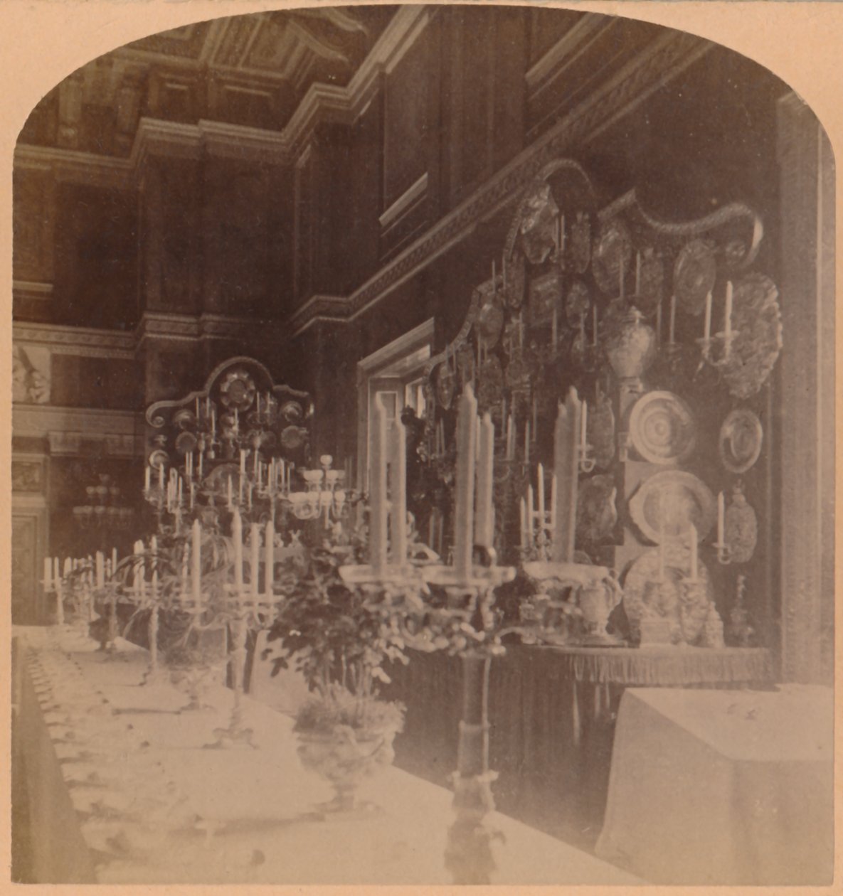 1900年，英国温莎城堡，王室使用的金盘子。 作者 安德伍德和安德伍德