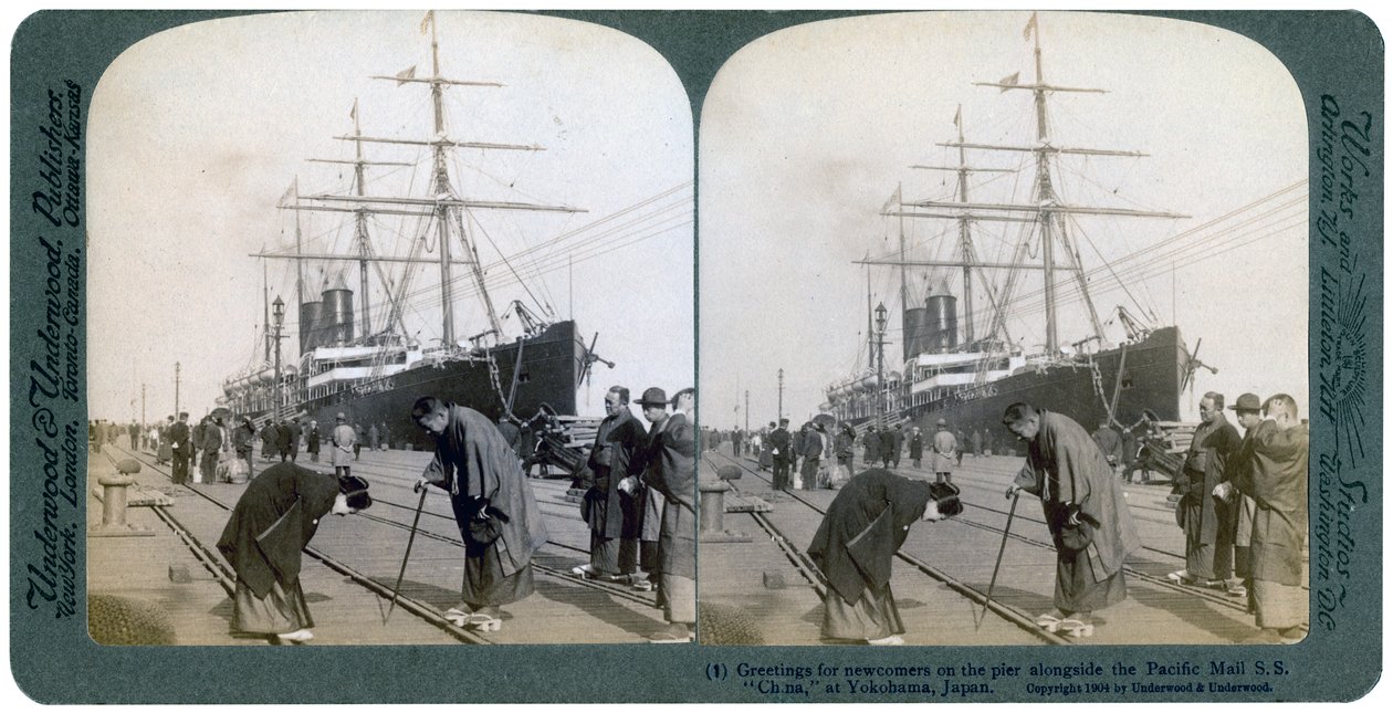 1904年，日本横滨，在太平洋邮轮中国站旁边，在码头上为新来者打招呼。 作者 安德伍德和安德伍德