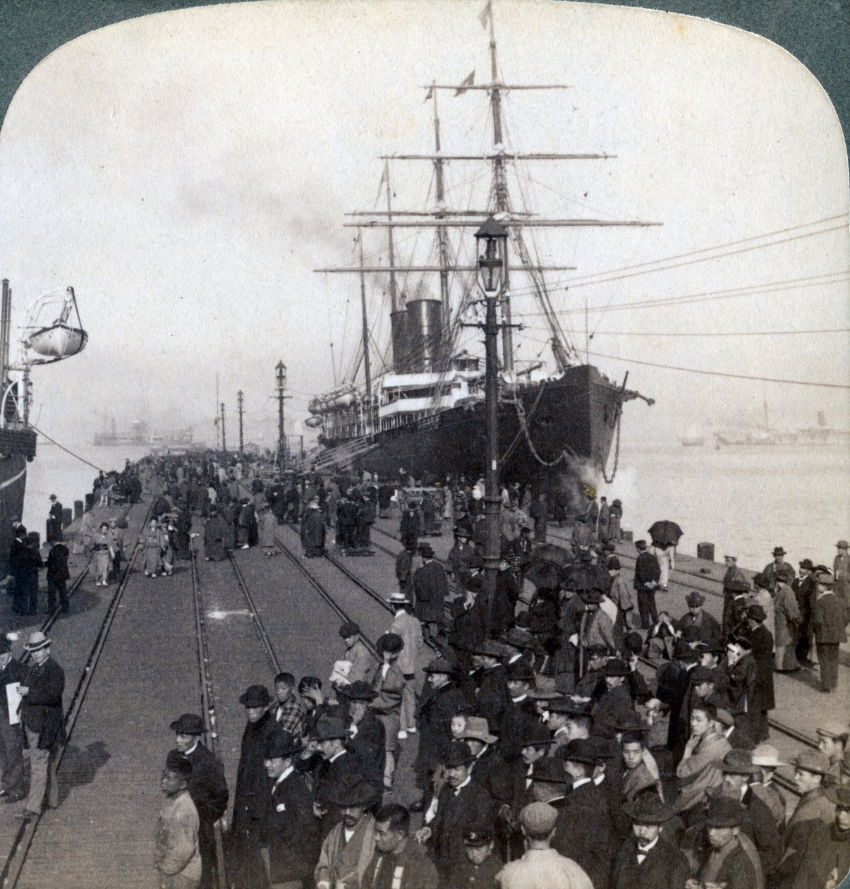1904年，在日本横滨，在太平洋邮轮中国站旁向码头上的新人致以问候。 作者 安德伍德和安德伍德