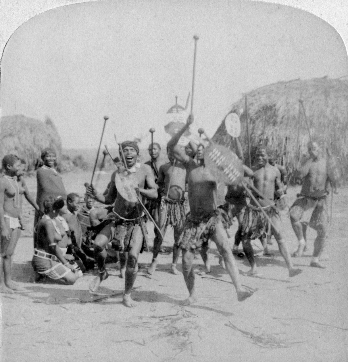 南非祖鲁兰，祖鲁人的壮举，祖鲁人的战争舞蹈，壮汉运动，1901年 作者 安德伍德和安德伍德