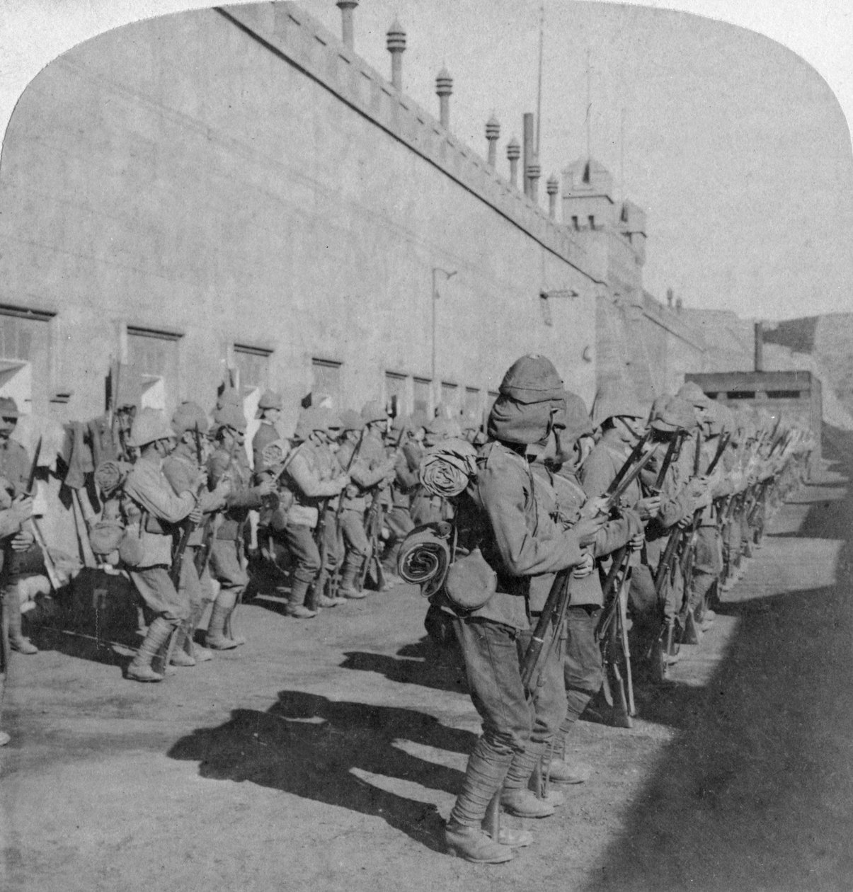 1901年，在南非布尔战争中对约翰内斯堡的柴郡军团进行检查 作者 安德伍德和安德伍德