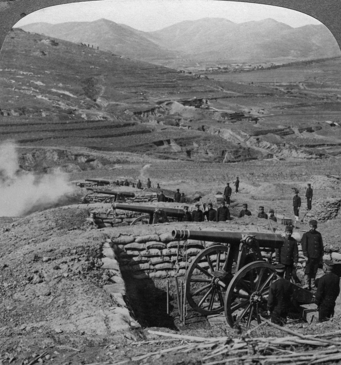 日军在1904-1905年的日俄战争中对亚瑟港的围攻向俄罗斯堡垒射击。 作者 安德伍德和安德伍德