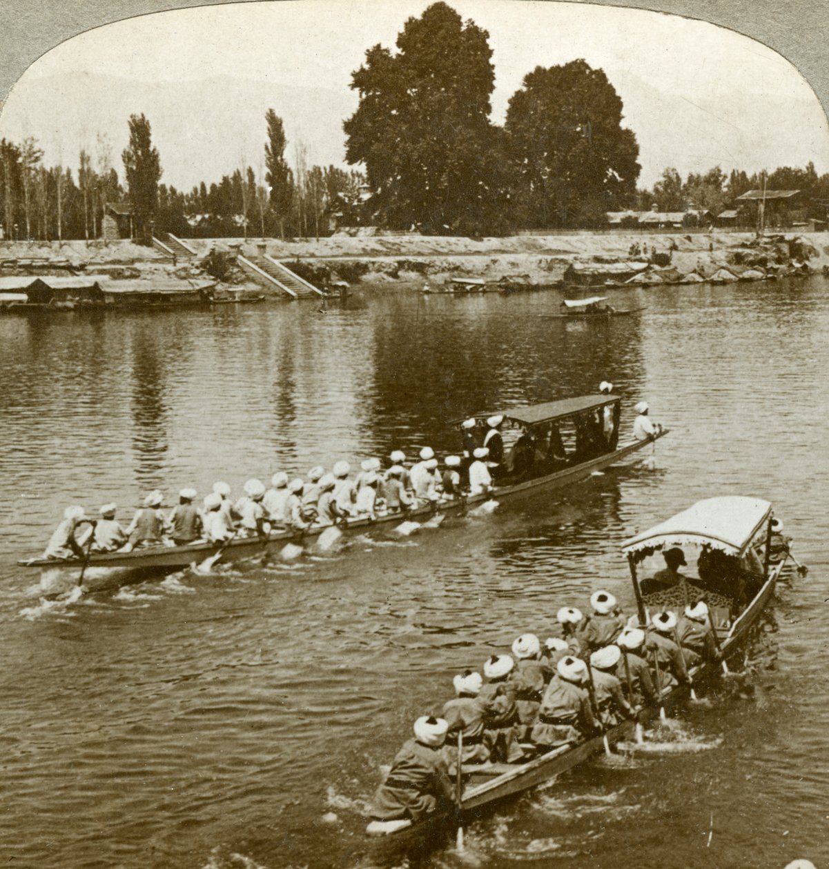 Curzxon夫人在印度喀什米尔邦Maharaja的州属驳船上行驶，大约c1900s。 作者 安德伍德和安德伍德
