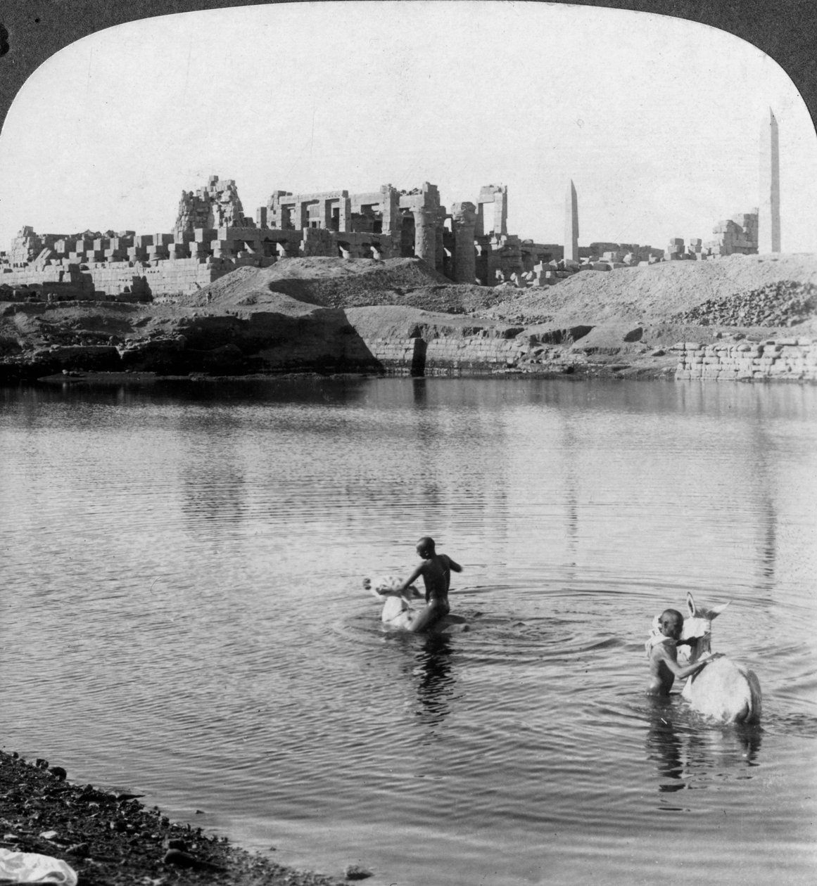 望着神圣湖，望着埃及底比斯的卡纳克神庙，1905年。 作者 安德伍德和安德伍德