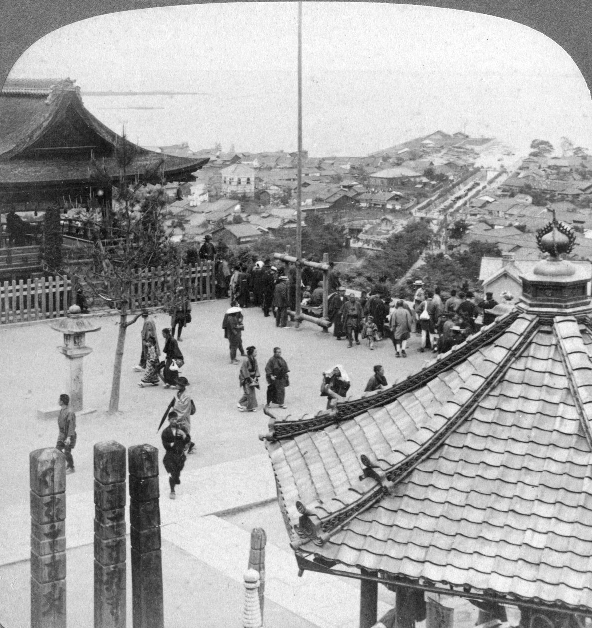 1904年，从大津和琵琶湖的米尔德拉寺向东望去。 作者 安德伍德和安德伍德