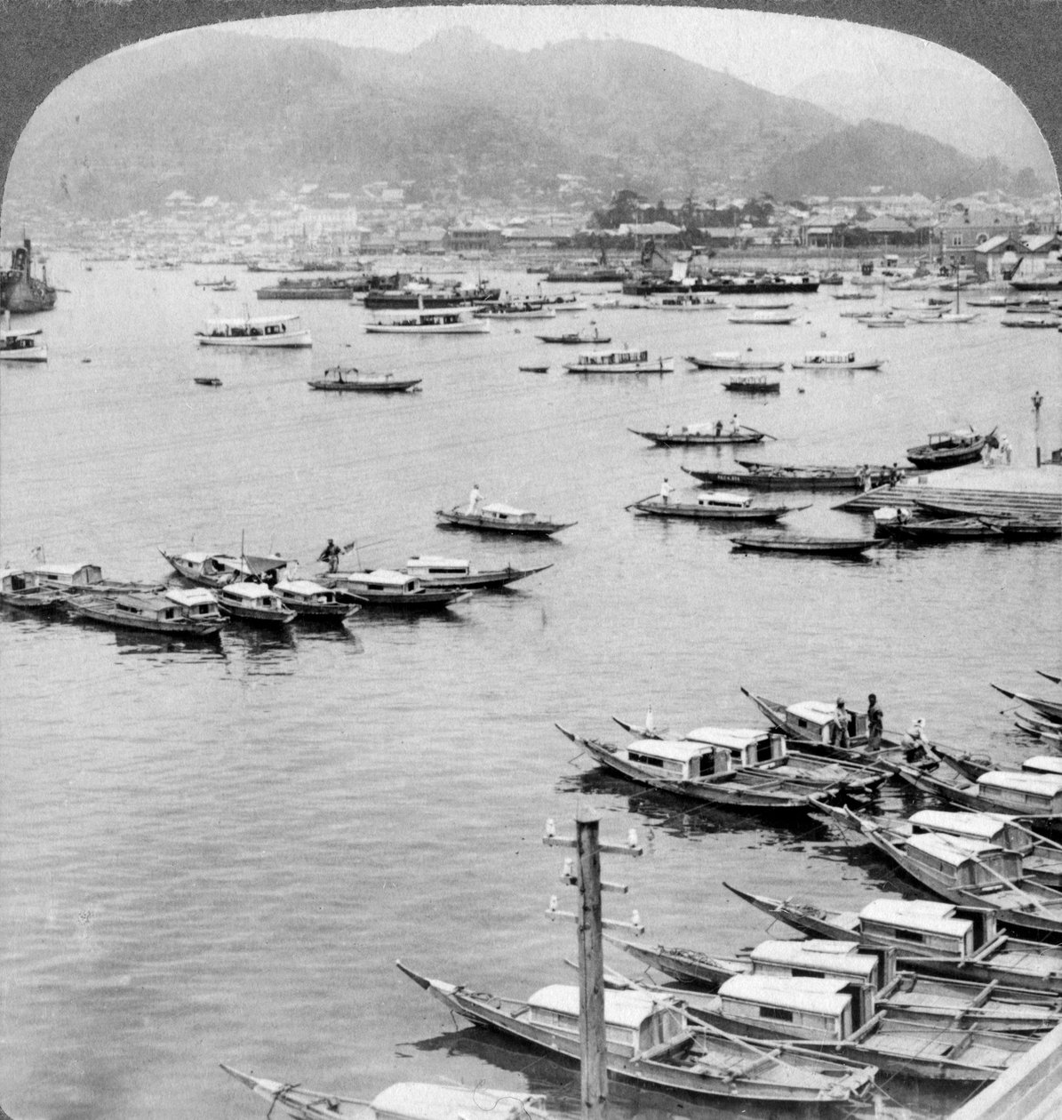 1904年，在日本长崎港的船只上向北看。 作者 安德伍德和安德伍德