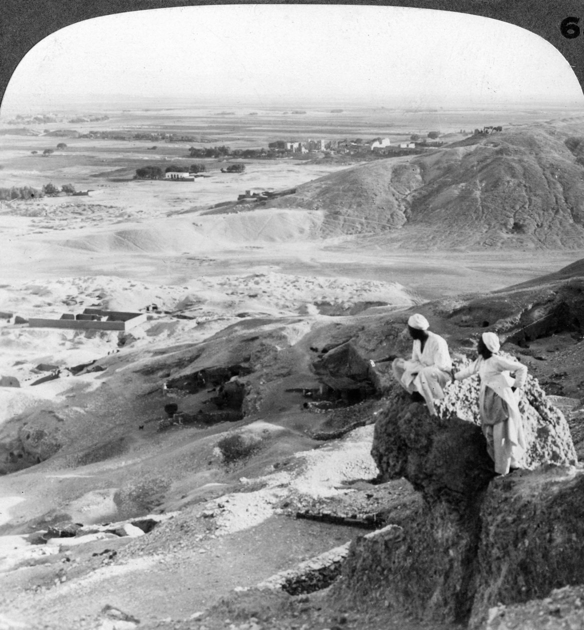 1905年，在埃及的Theban平原和Medinet Habu寺上向南望去。 作者 安德伍德和安德伍德