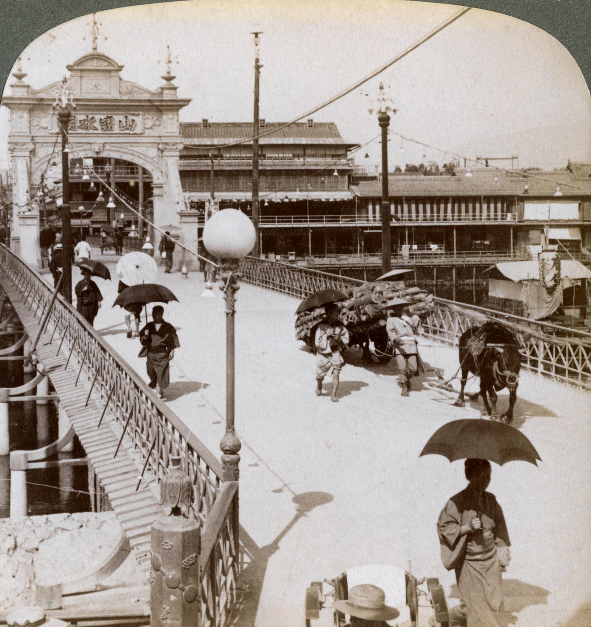 在日本京都四条桥上的鸭川鸭川西边望去，日本，1904年。 作者 安德伍德和安德伍德