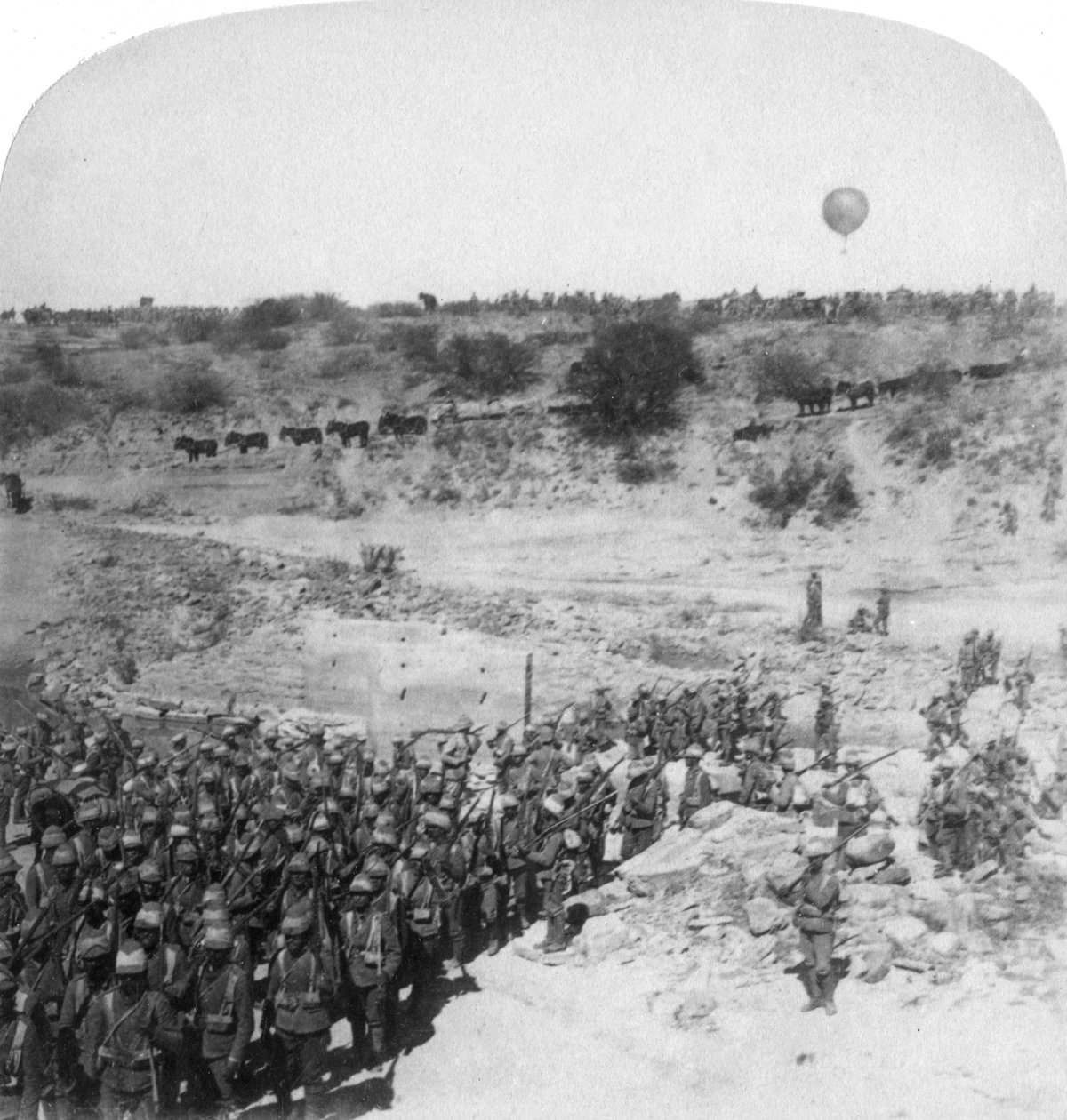 罗伯茨勋爵步兵穿越南非的赞德河，1900年 作者 安德伍德和安德伍德