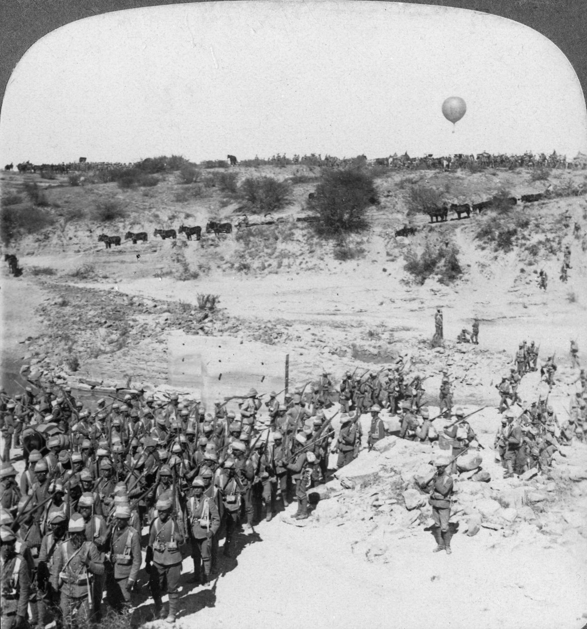 罗伯茨勋爵步兵穿越南非的赞德河，大约在1900年代。 作者 安德伍德和安德伍德