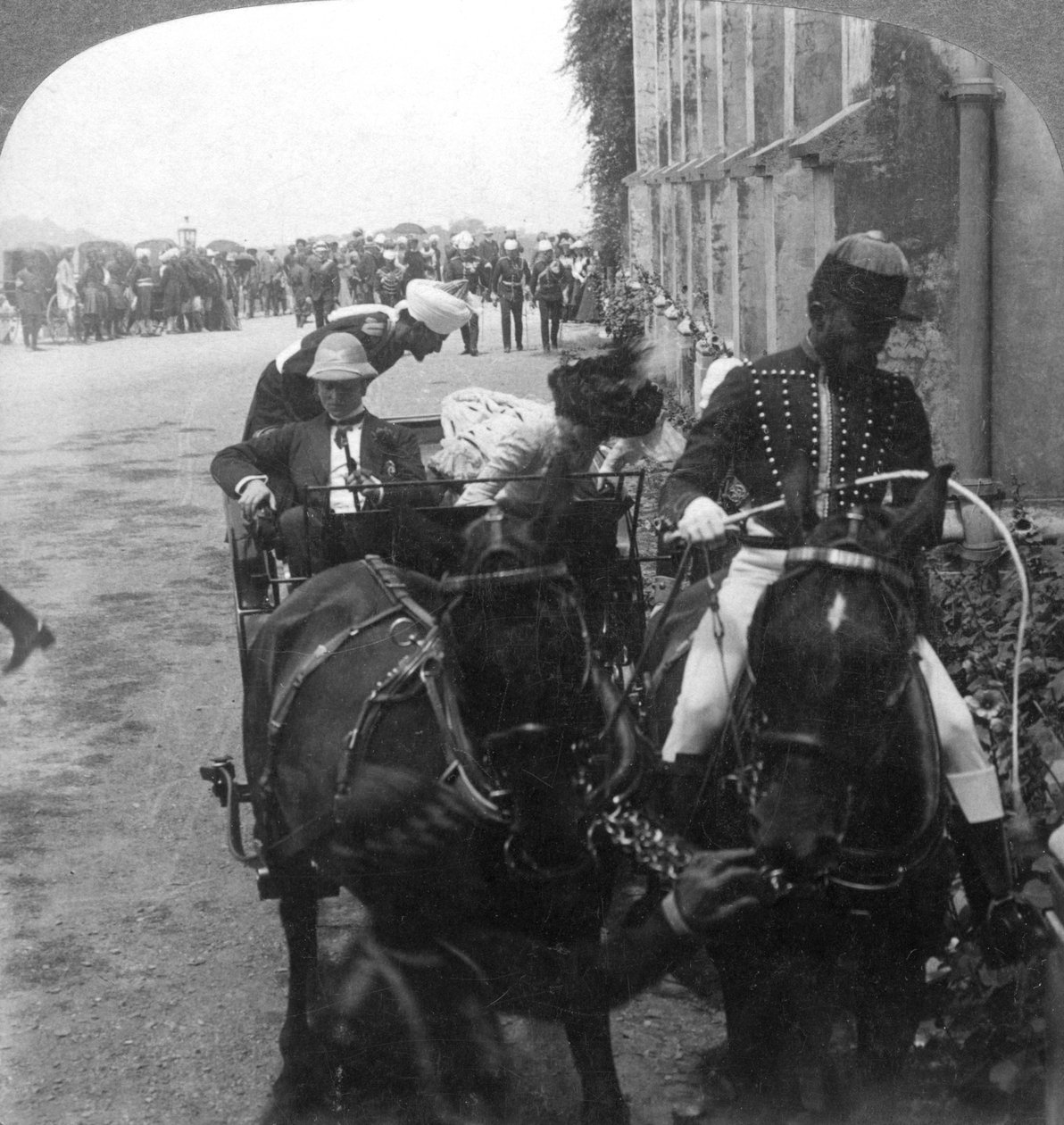 1903年，印度印度西姆拉基督教堂的寇松勋爵和夫人。 作者 安德伍德和安德伍德