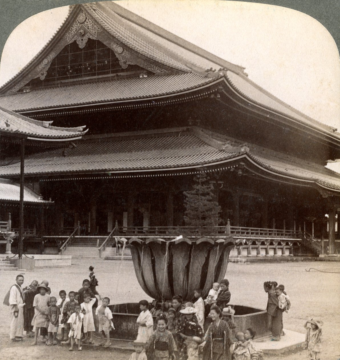 东本愿寺，日本最大的佛教寺庙，京都，1904年。 作者 安德伍德和安德伍德