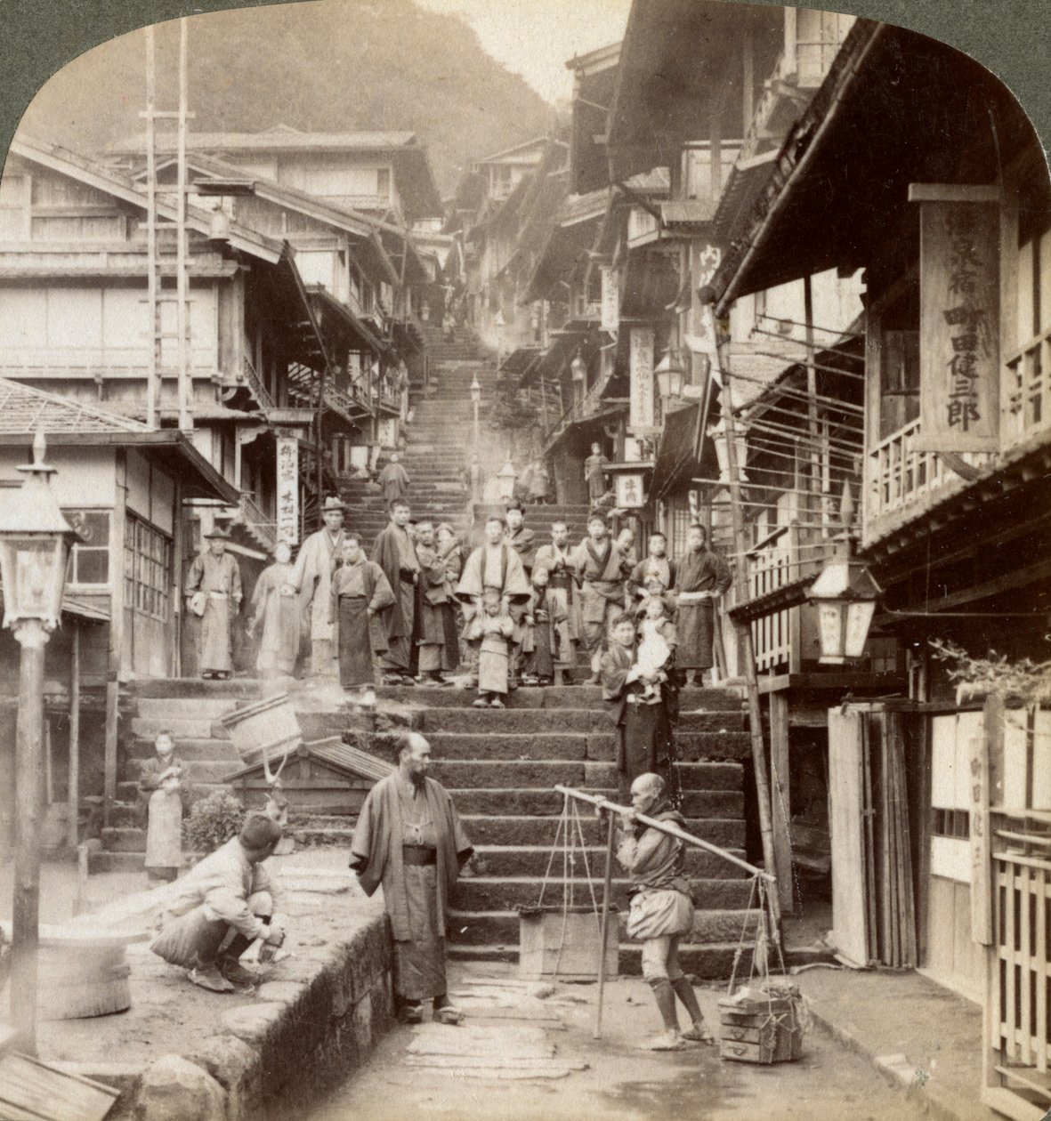 1904年，日本Ikao，在著名温泉乡村春菜山陡峭一侧的主要街道。 作者 安德伍德和安德伍德