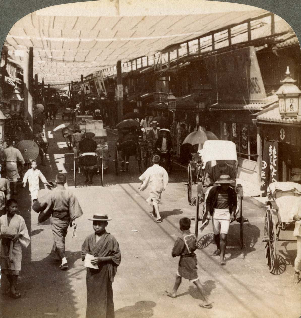 1904年，日本京都繁华的四条桥通（Shijo Bashidori）遮篷下的仲夏交通 作者 安德伍德和安德伍德