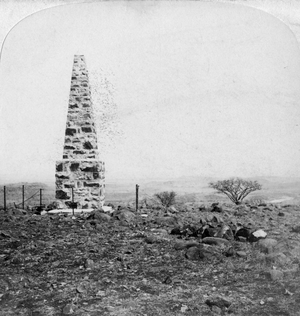 1901年，南非纳塔尔省科伦索市附近的哈特斯山（Harts Hill），第27届死灵纪念碑 作者 安德伍德和安德伍德