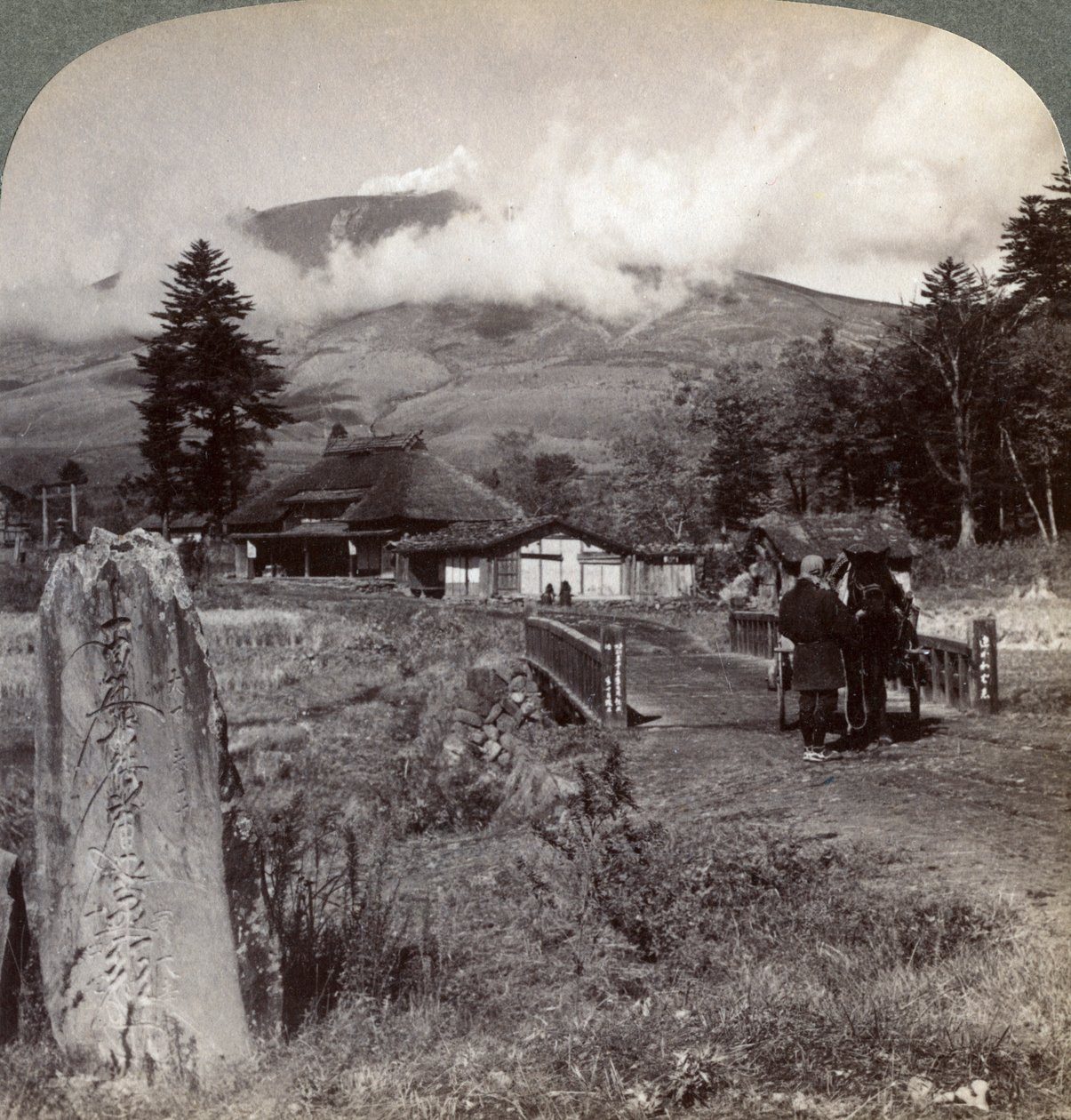 日本最大的活火山浅间山浅间山，位于葛底西北，1904年。 作者 安德伍德和安德伍德
