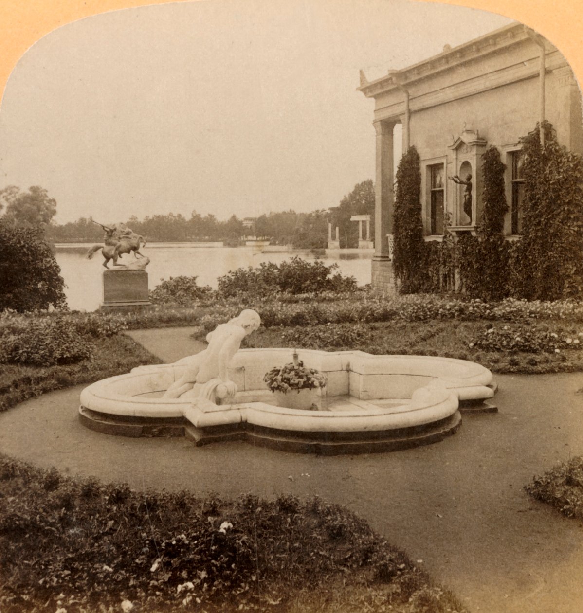 在皇后岛的水仙喷泉，殖民者公园，彼得夏宫宫殿地面，俄罗斯，1898年。 作者 安德伍德和安德伍德