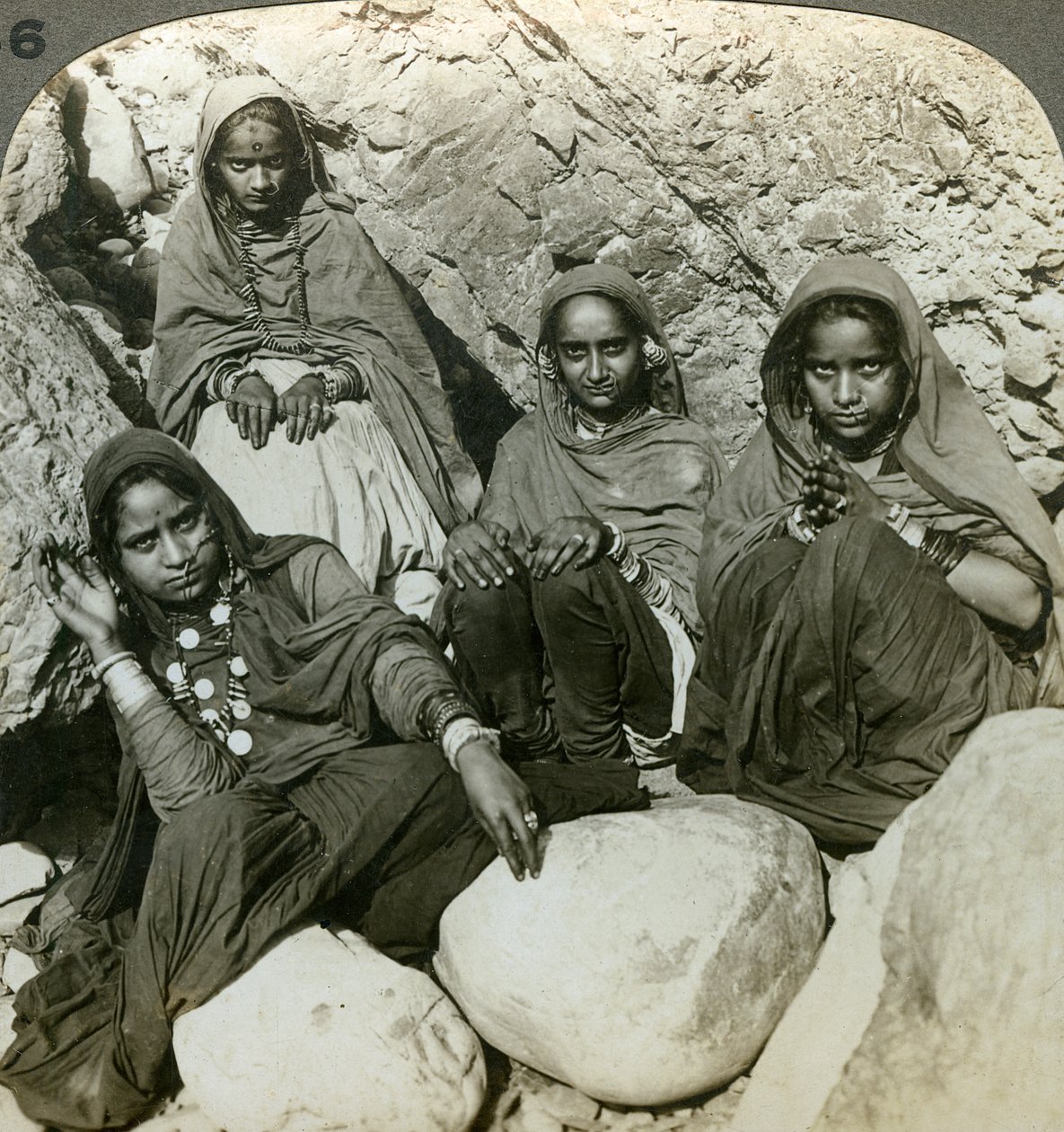 印度喜马拉雅山苏特尔奇河（Shuttlej），印度土著布吉女孩，摄于1900年代。 作者 安德伍德和安德伍德