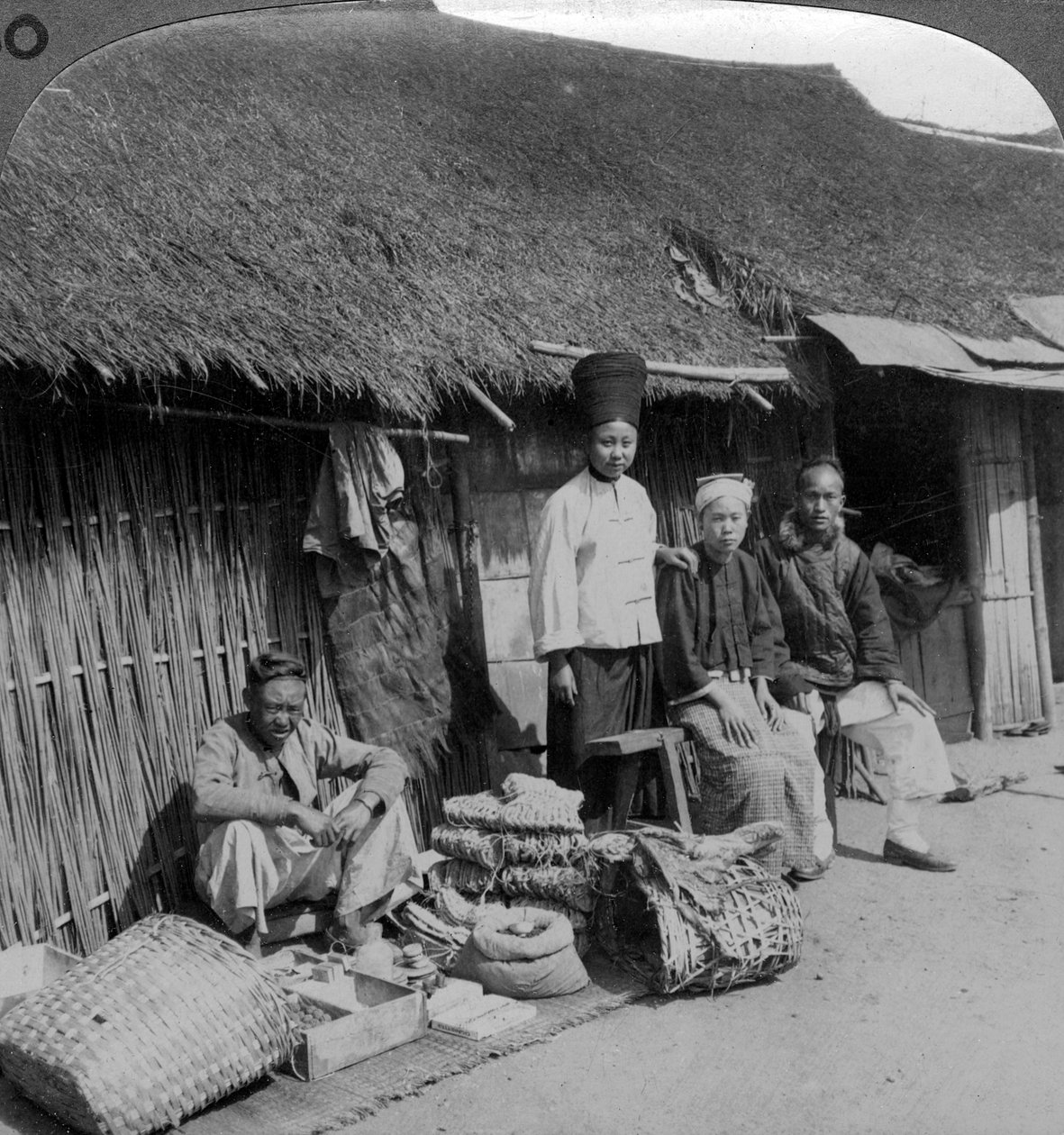 大约在1900年代，缅甸北部Mogok附近的本地商店和客户。 作者 安德伍德和安德伍德
