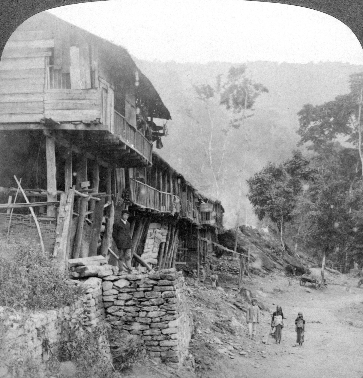 原住民村庄，印度大吉岭附近的Teesta桥，1903年 作者 安德伍德和安德伍德