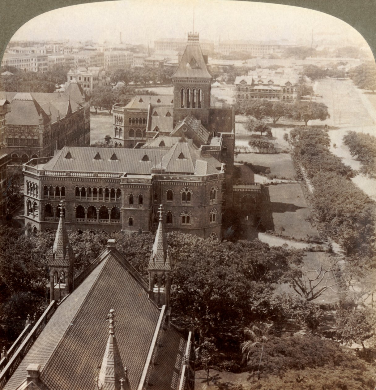 在大学和秘书处的平方。塔，来自印度孟买拉贾拜塔，1903年。 作者 安德伍德和安德伍德
