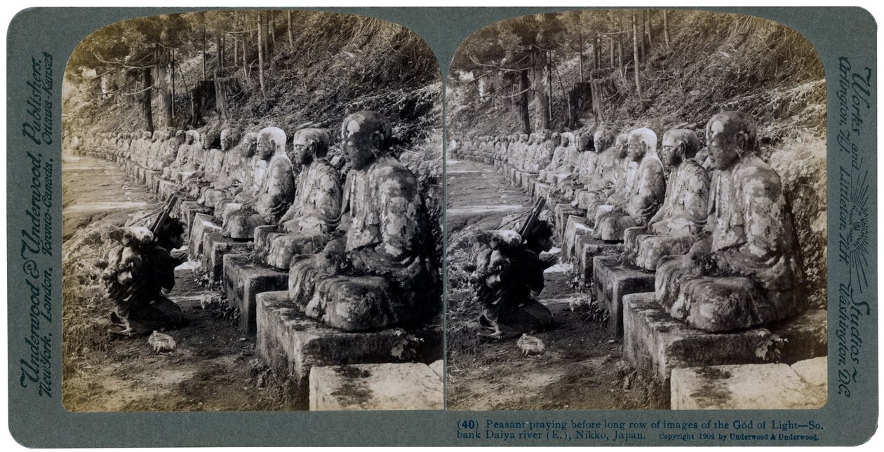 1904年，日本日光，大雅河，光明神雕像前的农民祈祷。 作者 安德伍德和安德伍德