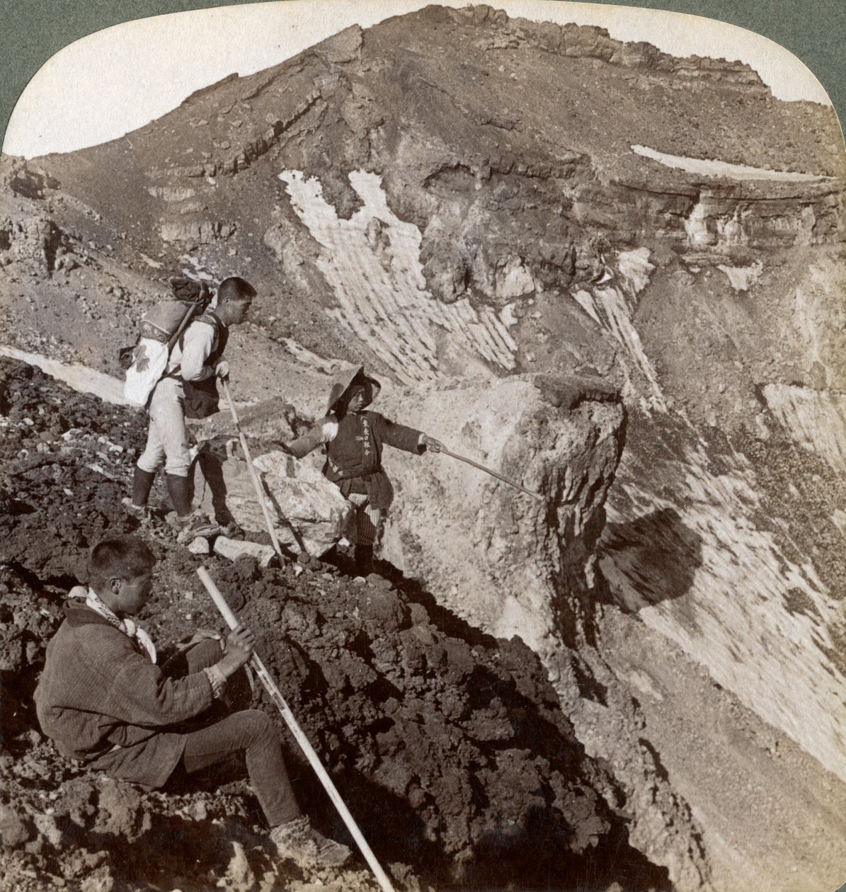 1904年，从熔岩上凝视着边缘，进入了富士山的富士山山火山口。 作者 安德伍德和安德伍德