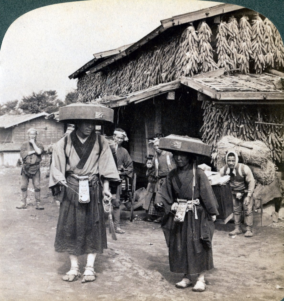 1904年，日本河口湖附近的朝圣者乞be殴打小锣 作者 安德伍德和安德伍德
