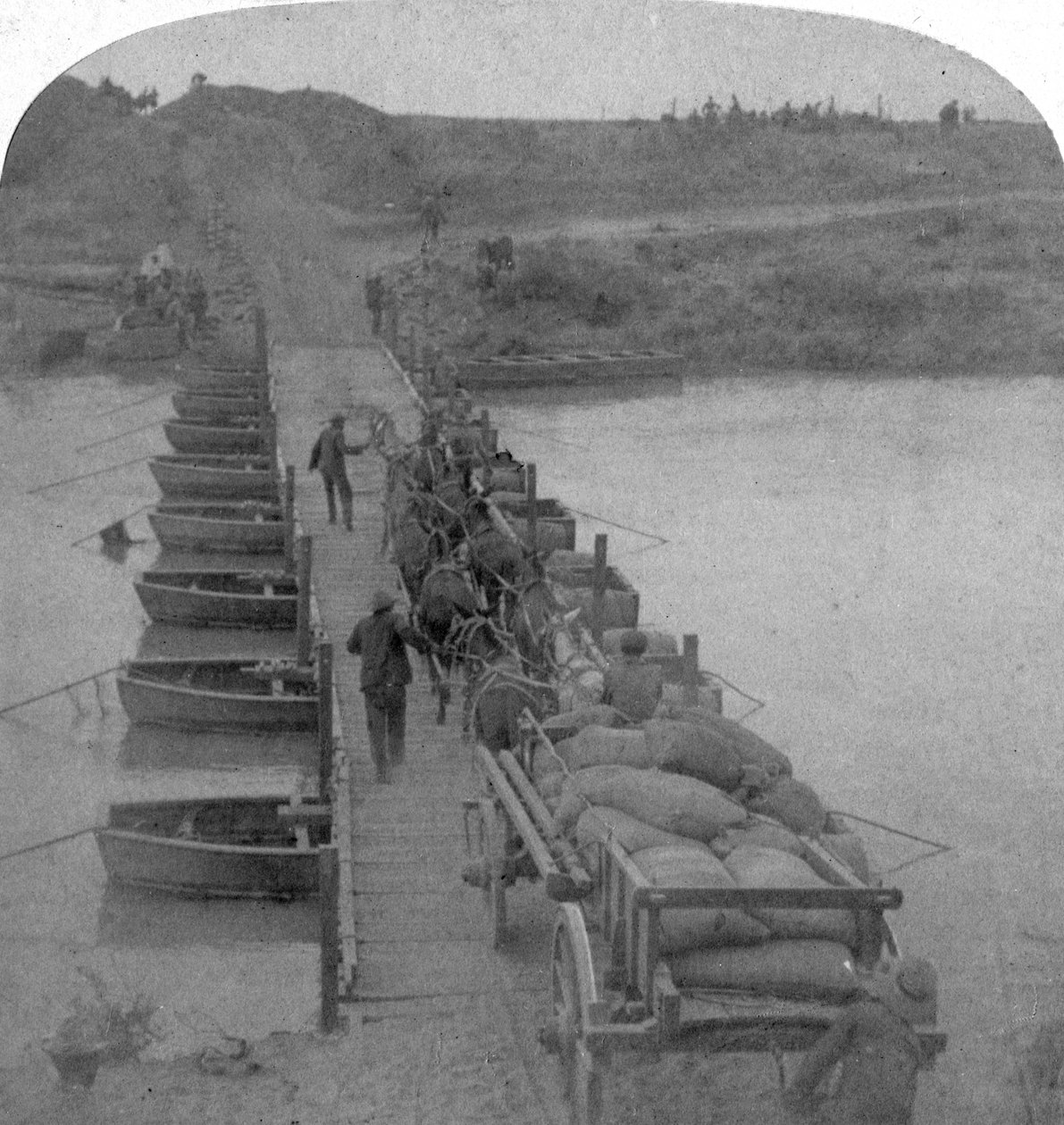横跨Modder河的浮桥，布尔战争，南非，1900。 作者 安德伍德和安德伍德