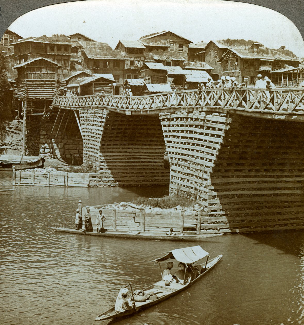 古雅的桥和房屋，太阳城，克什米尔，印度，c1900s。 作者 安德伍德和安德伍德