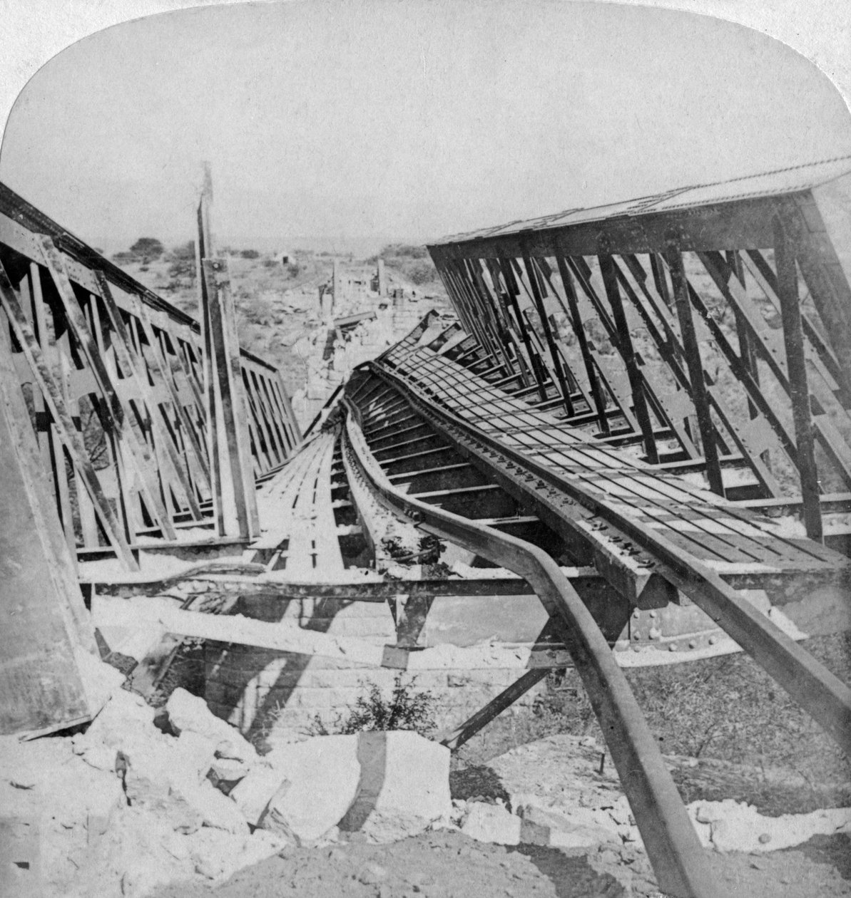 1901年，南非布尔人炸毁了横跨克朗斯塔德的瓦尔斯河的铁路桥梁 作者 安德伍德和安德伍德