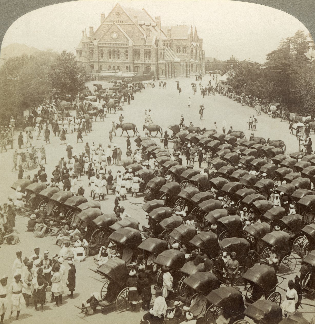 1902年6月26日，印度西姆拉基督教堂前的人力车。 作者 安德伍德和安德伍德