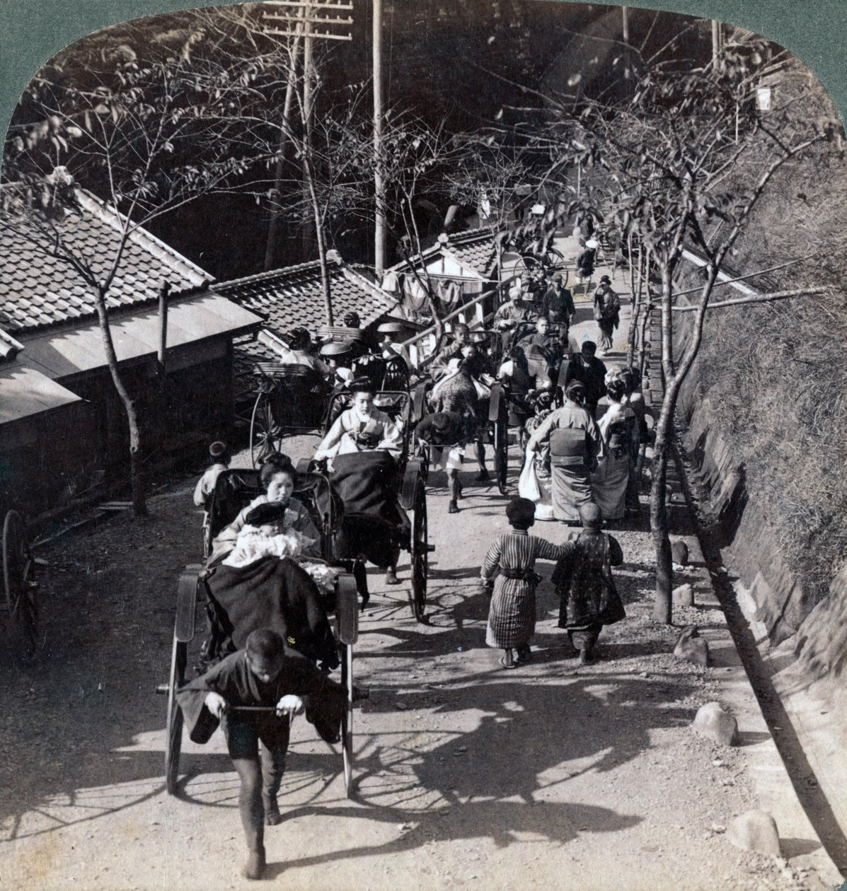 1904年，乘车前往大金宫，参加日本神道教的神道崇拜日。 作者 安德伍德和安德伍德