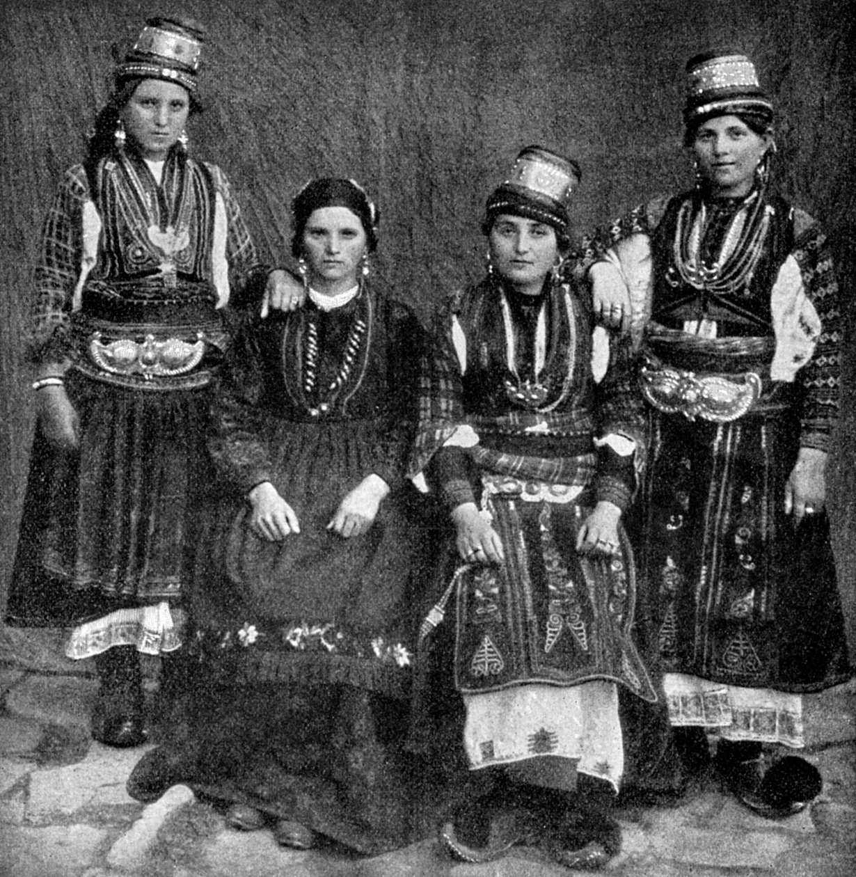 罗马妇女，阿尔巴尼亚，1922年。 作者 安德伍德和安德伍德