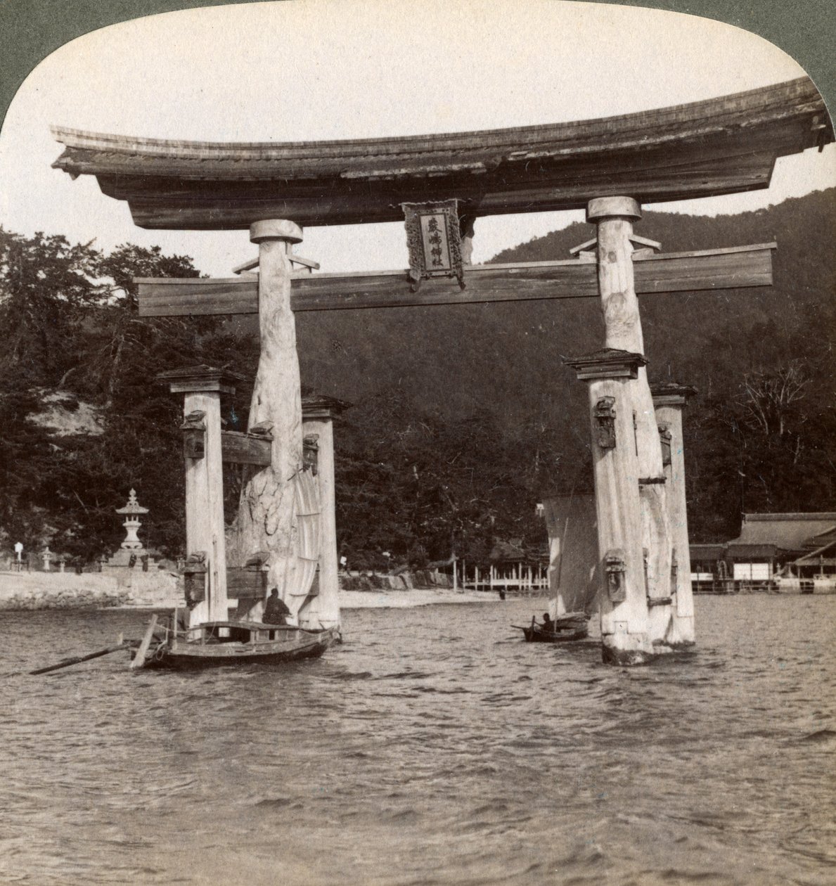 神圣的鸟居门从海上升起，严岛神社，日本宫岛，1904年 作者 安德伍德和安德伍德