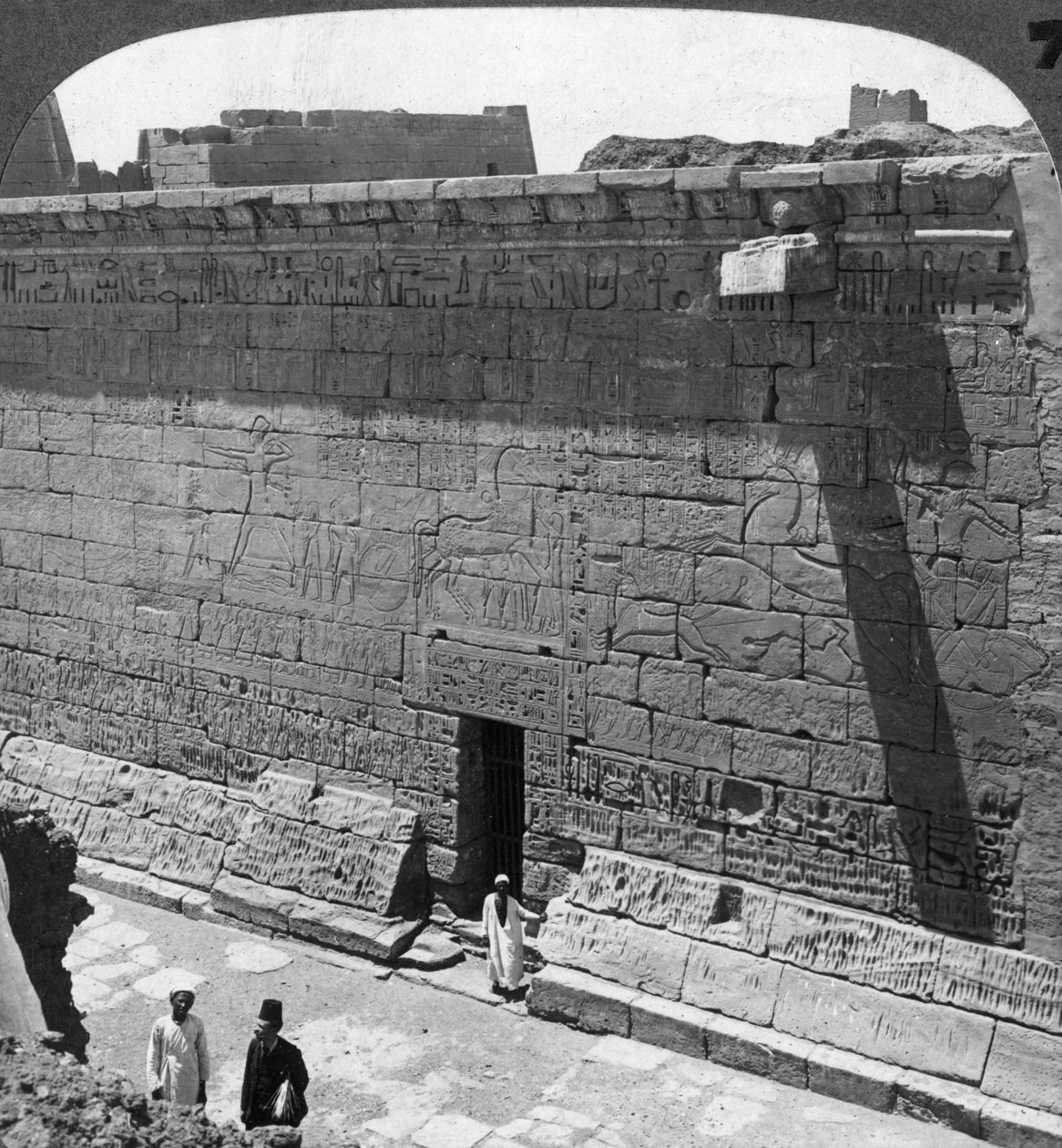 1905年，埃及底比斯Medinet Habu的墙上刻有战斗场面和追逐场面。 作者 安德伍德和安德伍德