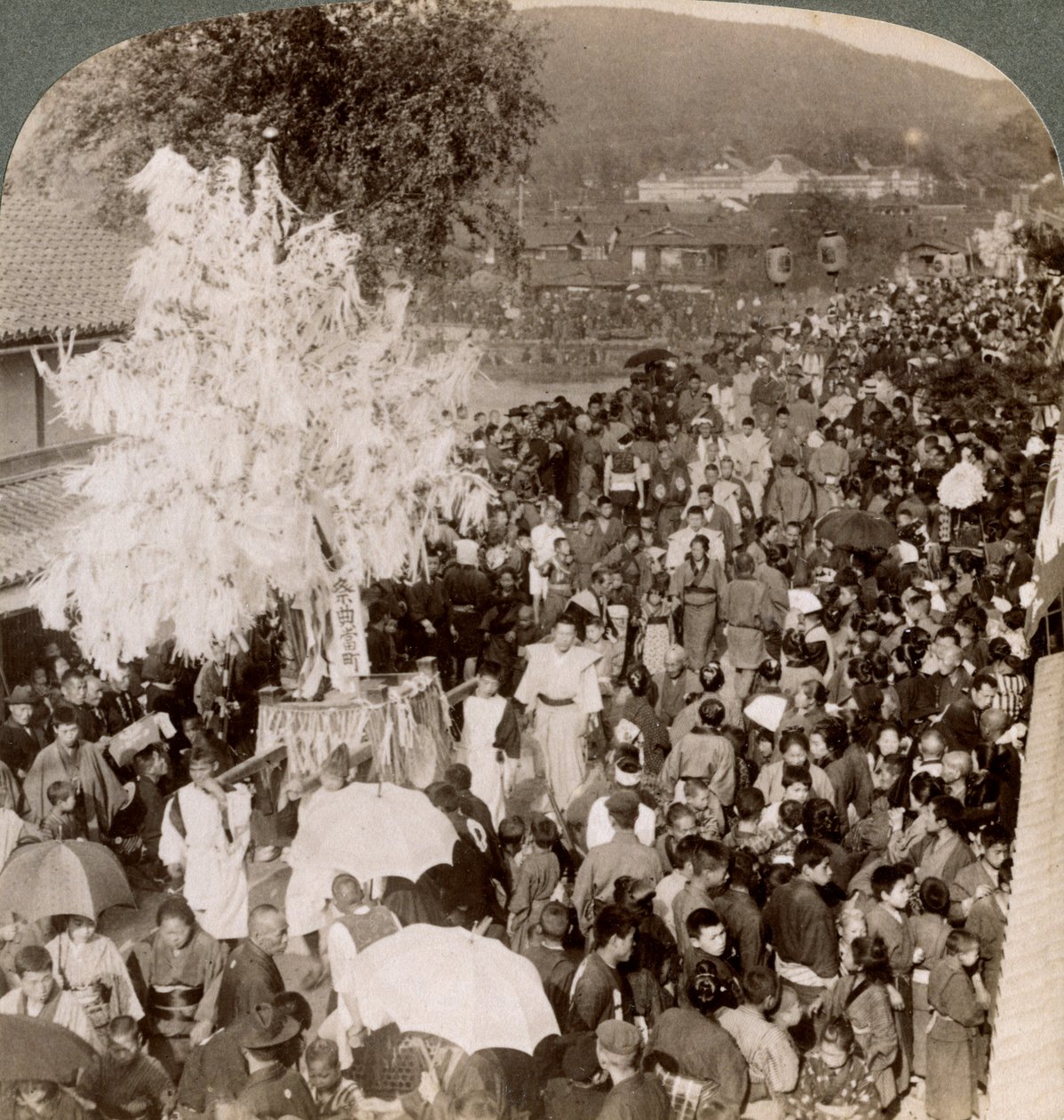 1904年，神道教徒游行队伍带着神圣的物品通过一座桥梁通往帝国博物馆，日本京都。 作者 安德伍德和安德伍德