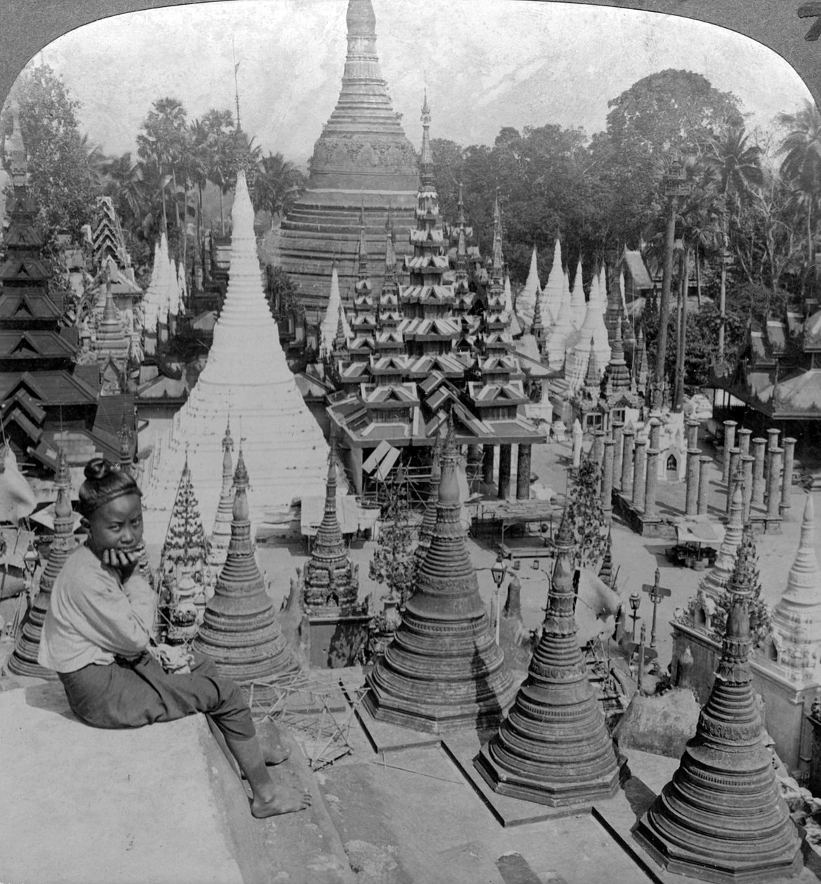 Shwedagon塔，仰光，缅甸，c1900年代。 作者 安德伍德和安德伍德