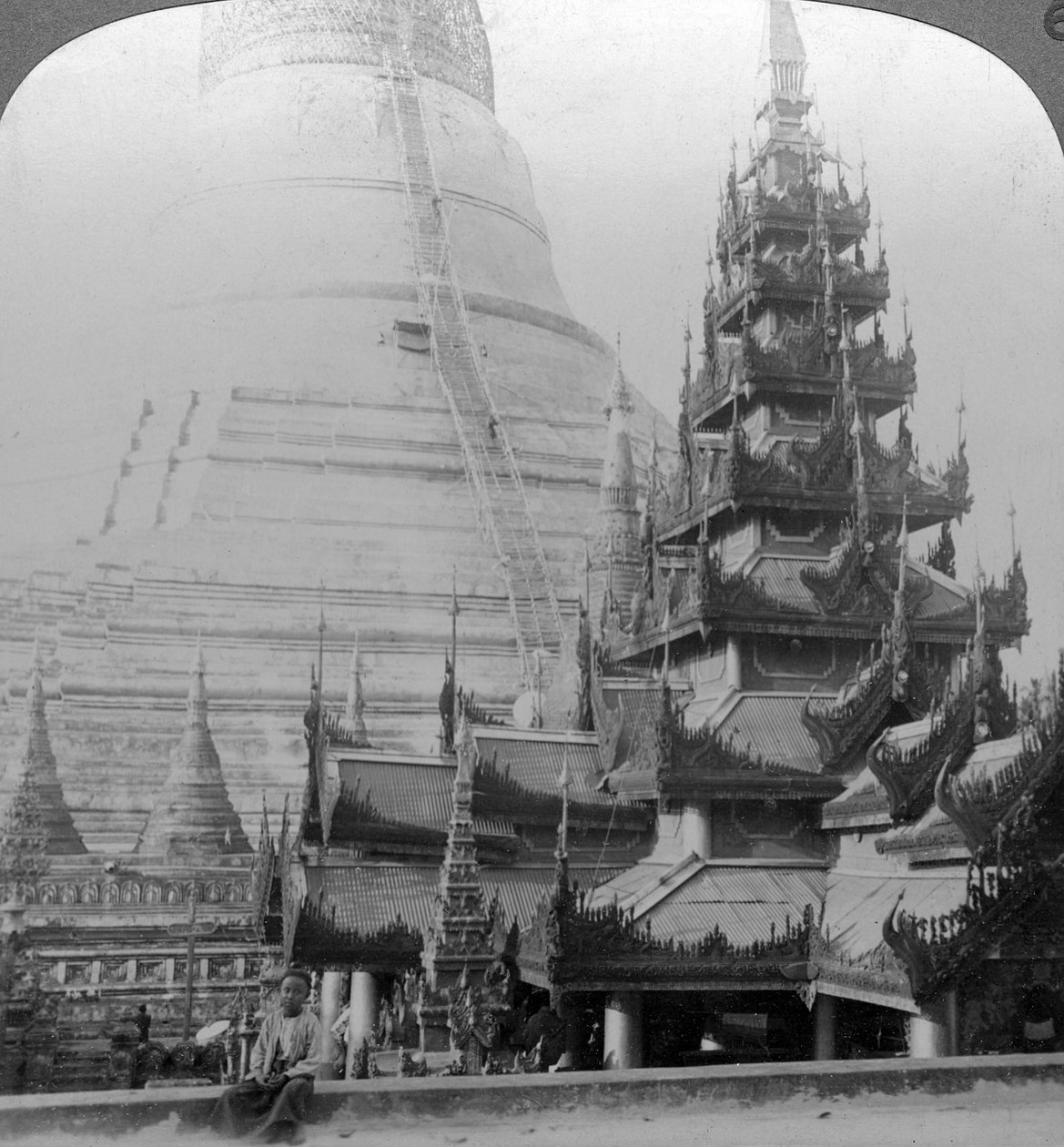 Shwedagon塔，仰光，缅甸，c1900年代。 作者 安德伍德和安德伍德