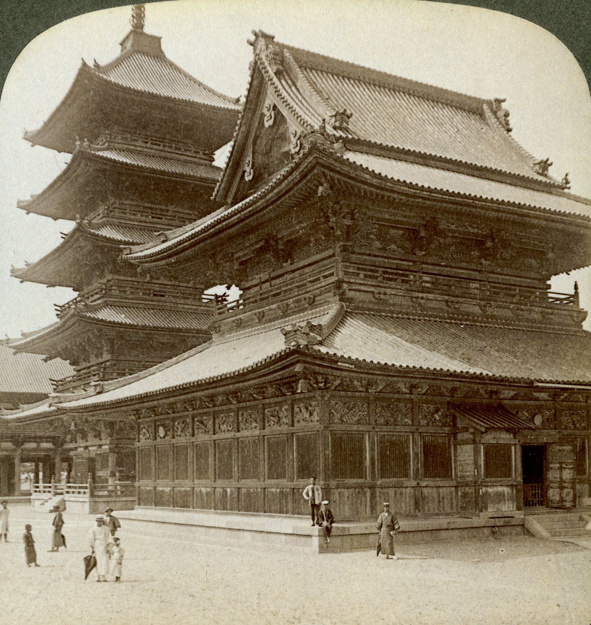 Shitenno-ji寺的庄严壮丽，日本大阪，1904年 作者 安德伍德和安德伍德