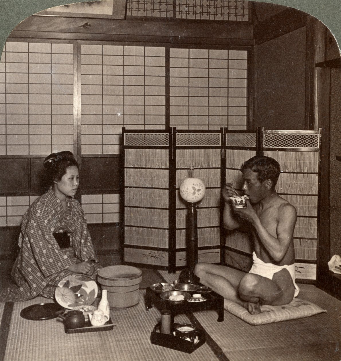 1904年，日本广岛，一家酒店的夏季晚餐 作者 安德伍德和安德伍德