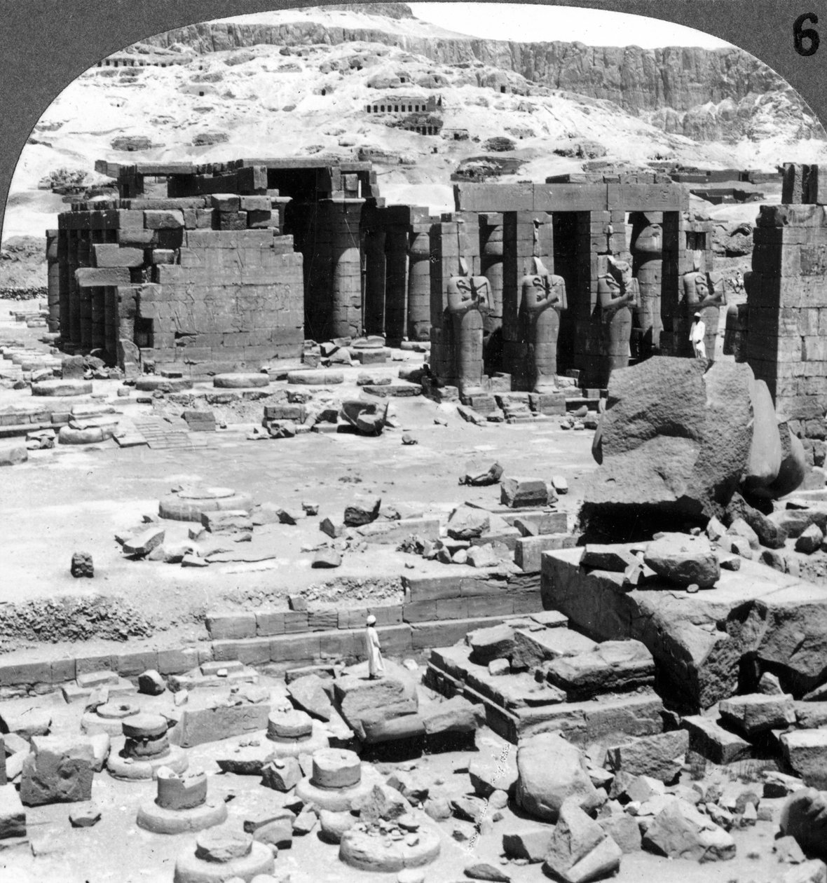 拉美西斯（Ramesseum），拉美西斯二世神庙，1905年在埃及底比斯（Thebes）。 作者 安德伍德和安德伍德