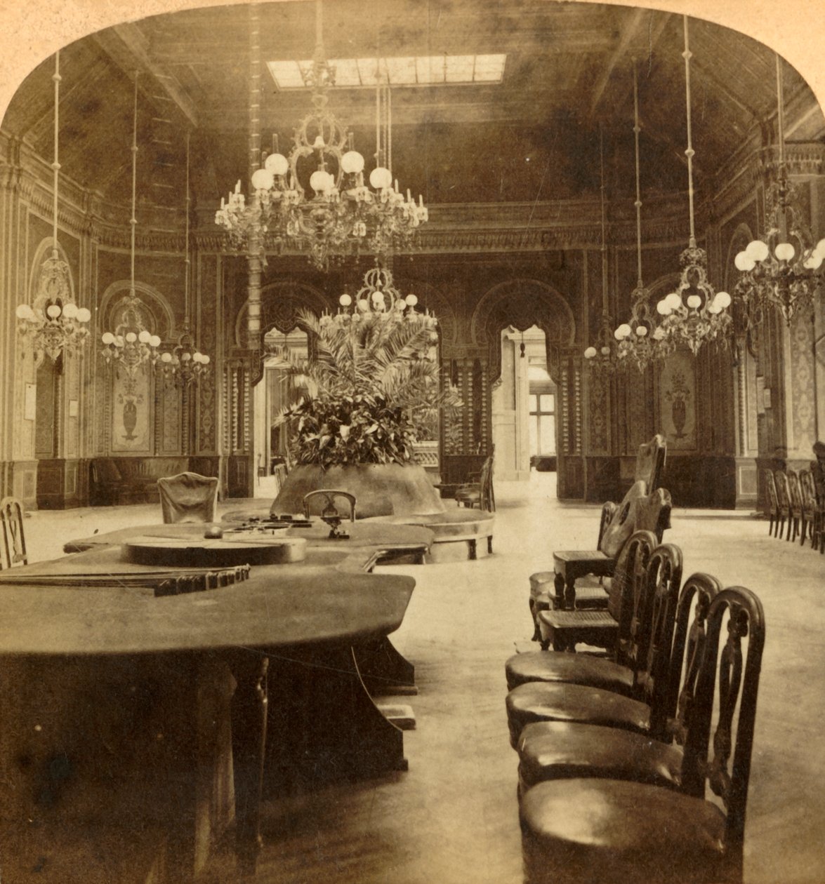 著名的轮盘赌沙龙，赌场，摩纳哥蒙特卡罗，1897年。 作者 安德伍德和安德伍德
