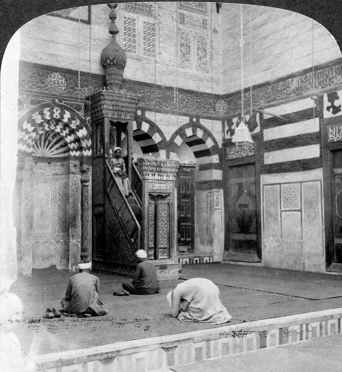 1905年，埃及开罗Kait Bey墓清真寺的祈祷位和讲坛。 作者 安德伍德和安德伍德