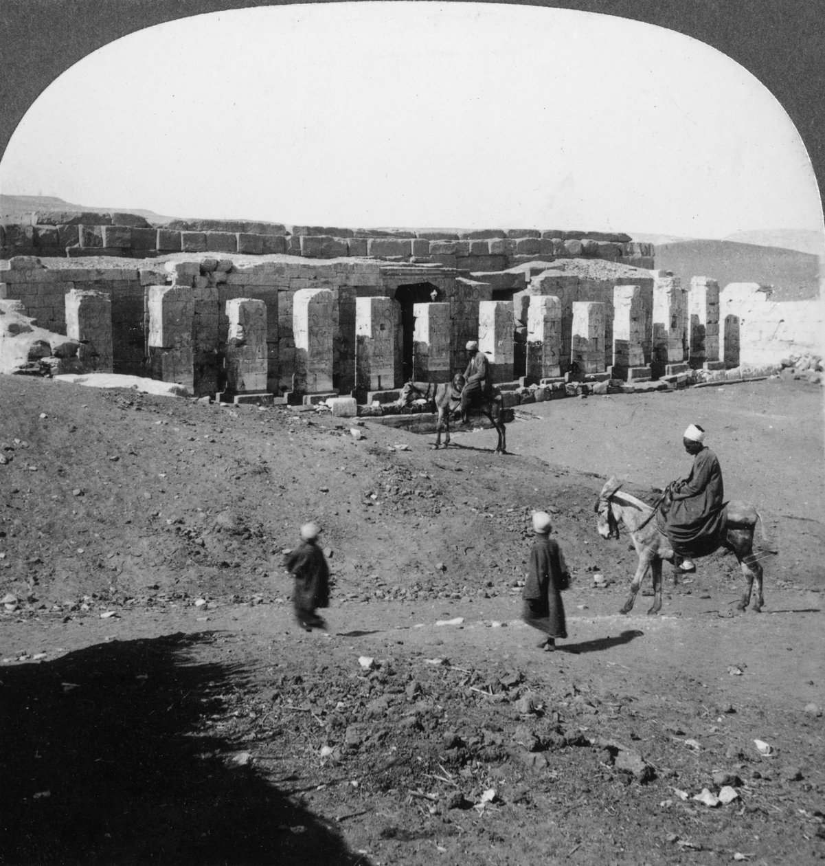 塞瑟斯一世神庙，埃及阿比多斯，1905年。 作者 安德伍德和安德伍德